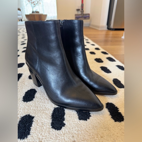 Halogen Shoes - EUC Halogen black leather heel booties 9